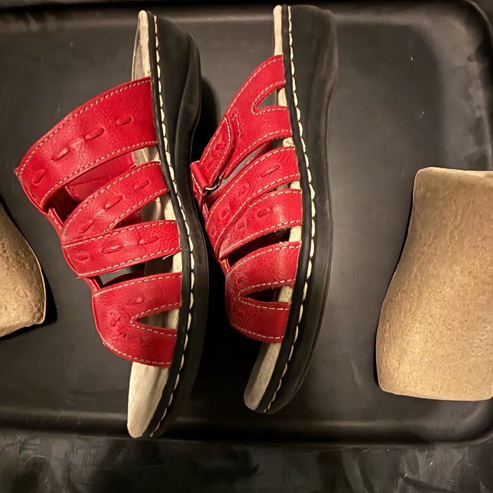 Kohl's Red and Tan Strappy Sandals - Picture 5 of 8